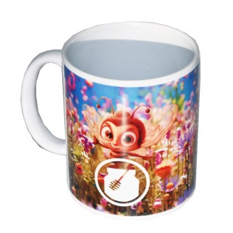 Eine Tasse mit kindlichem Bienenmotiv auf der Wiese