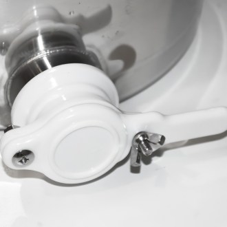 Abfüllkübel 50 kg aus Edelstahl und drei Spannverschlüssen Mellarius