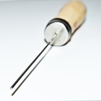 Pfriemen mit Holzgriff