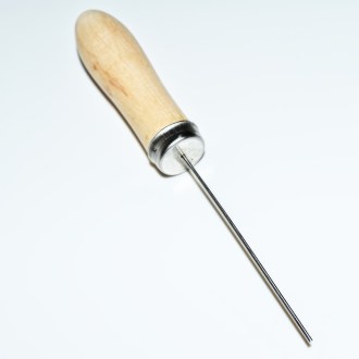 Pfriemen mit Holzgriff